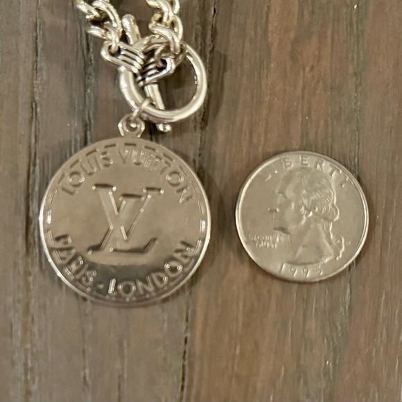 Louis Vuitton Silver Vintage 1 1/4” Keychain Pendant 18” Silver Plated Chain - Picture 5 of 5